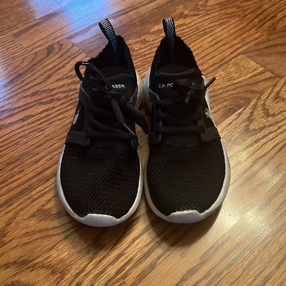 Hi I’m selling these us polo kids shoes size 13.5 - Picture 2 of 5
